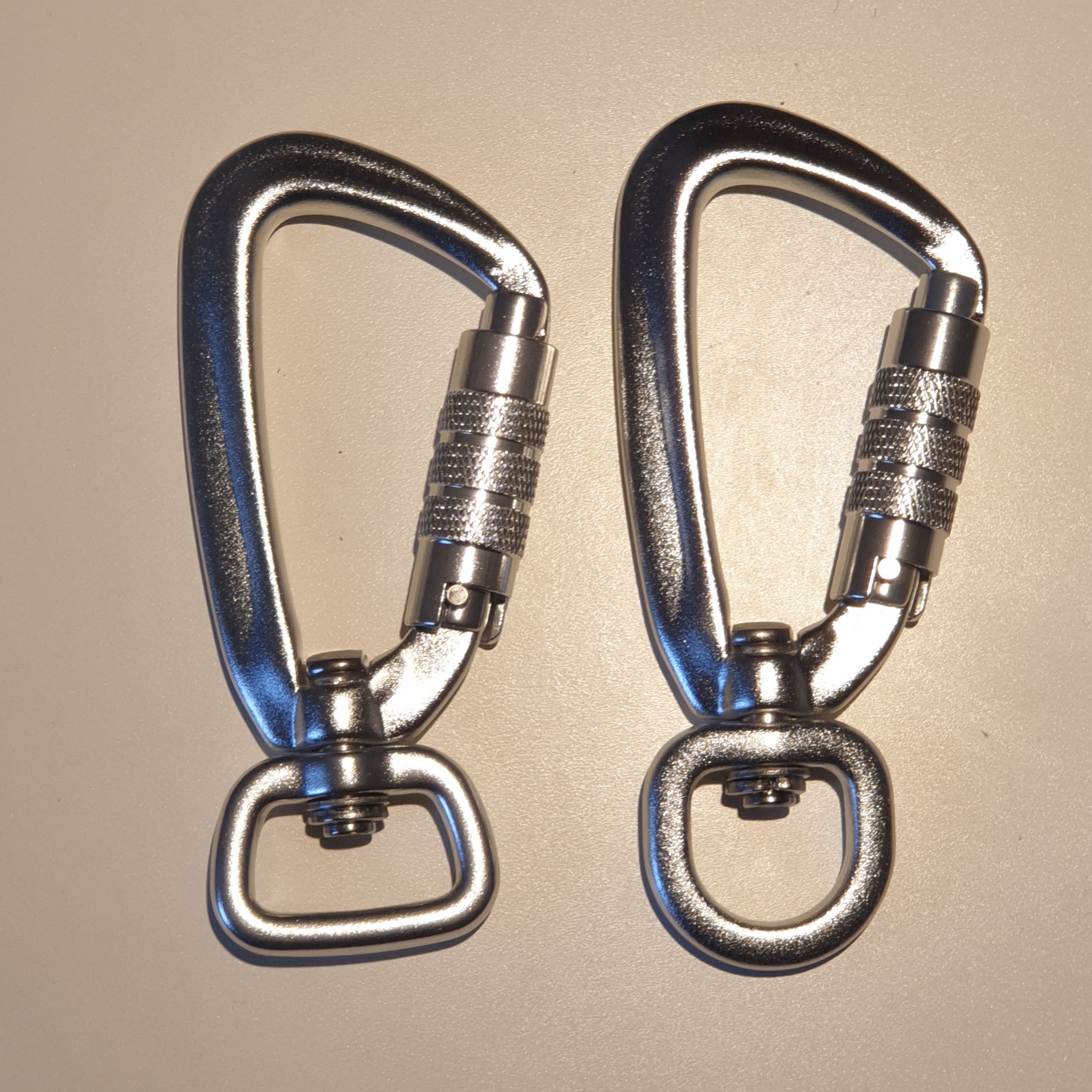 2x Sicherheitskarabiner (an beiden Enden der Leine)